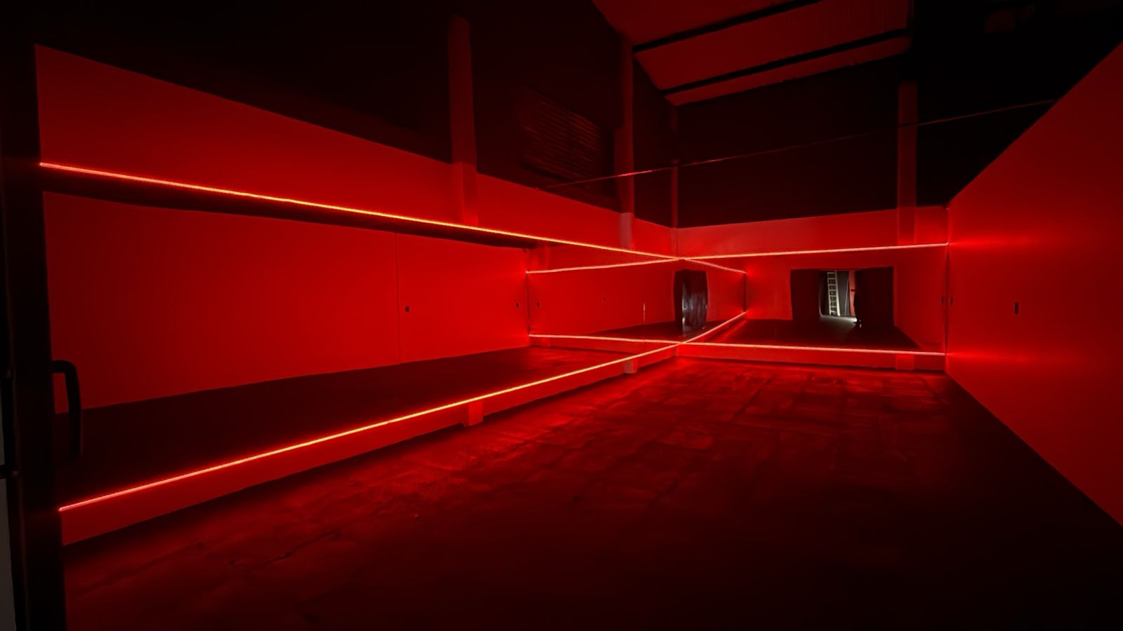 Sala de espejos con neón rojo